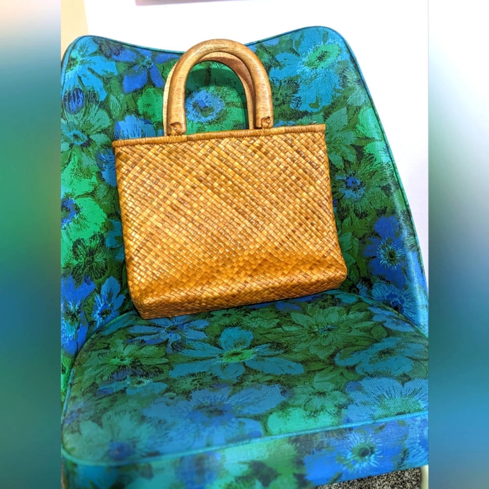 Vintage bamboo purse with large zipper pockets